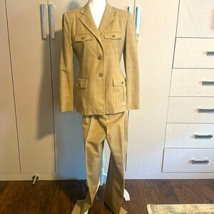 Oscar de la Renta suit. Hip length jacket and matching slightly tapered pants.